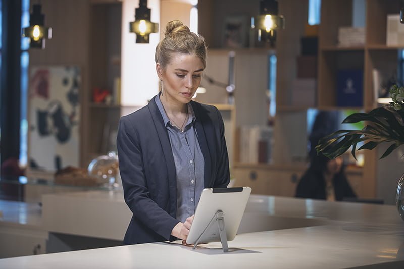 BANK HOSTESS USING TABLET. PHOTO: AXIS COMMUNICATIONS 