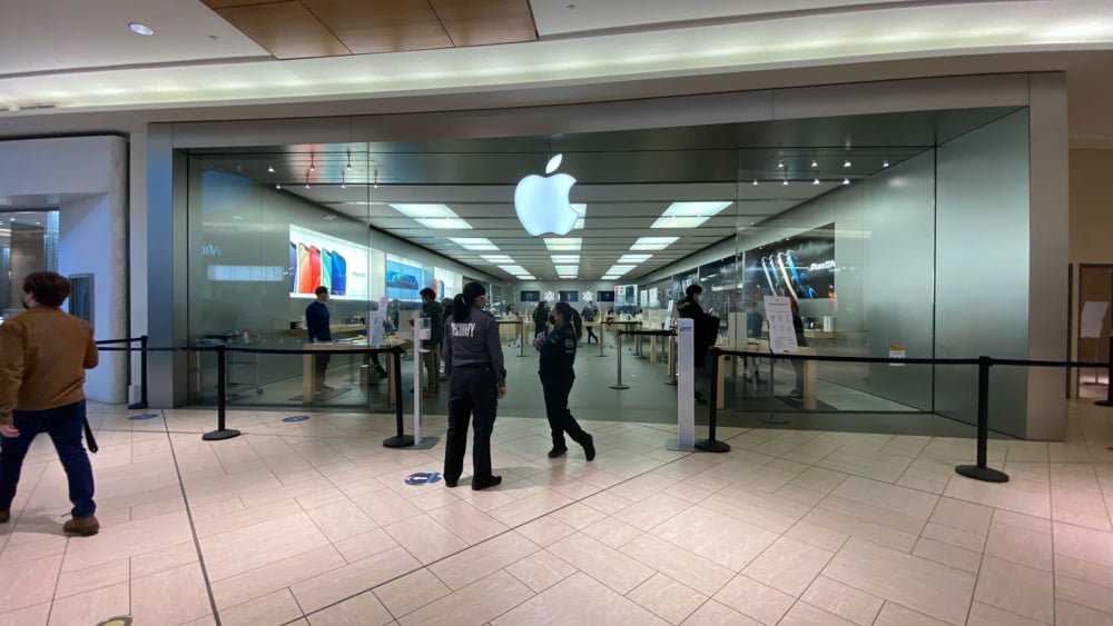 Apple on lower level in CF Chinook Centre
