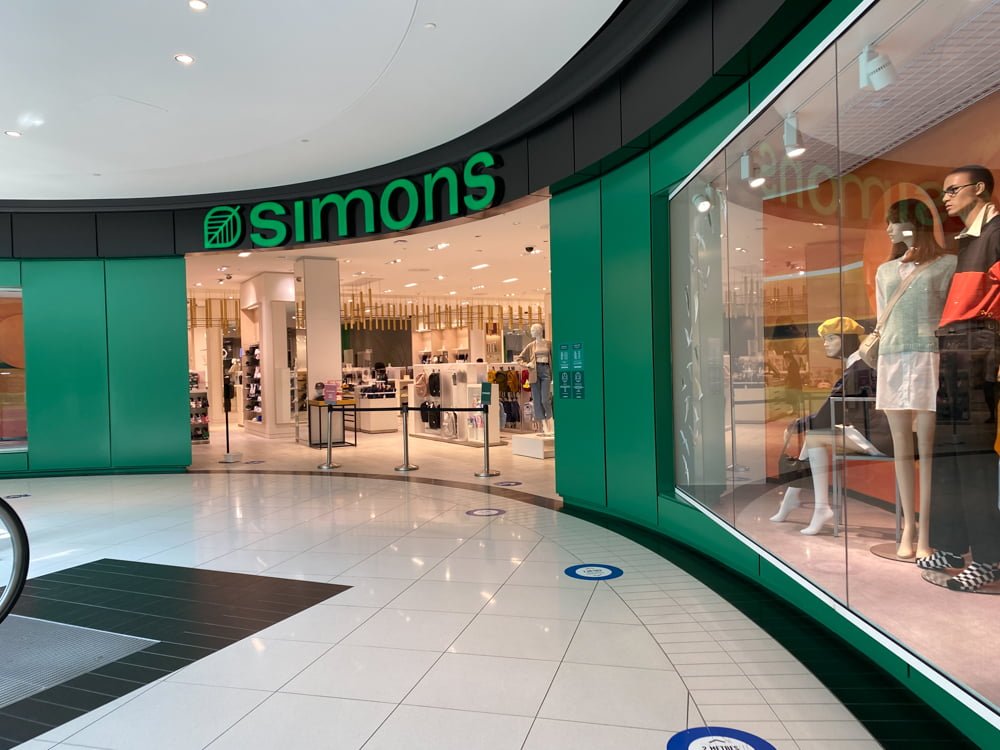 Exterior of Simons within CF Rideau Centre (August 2021)