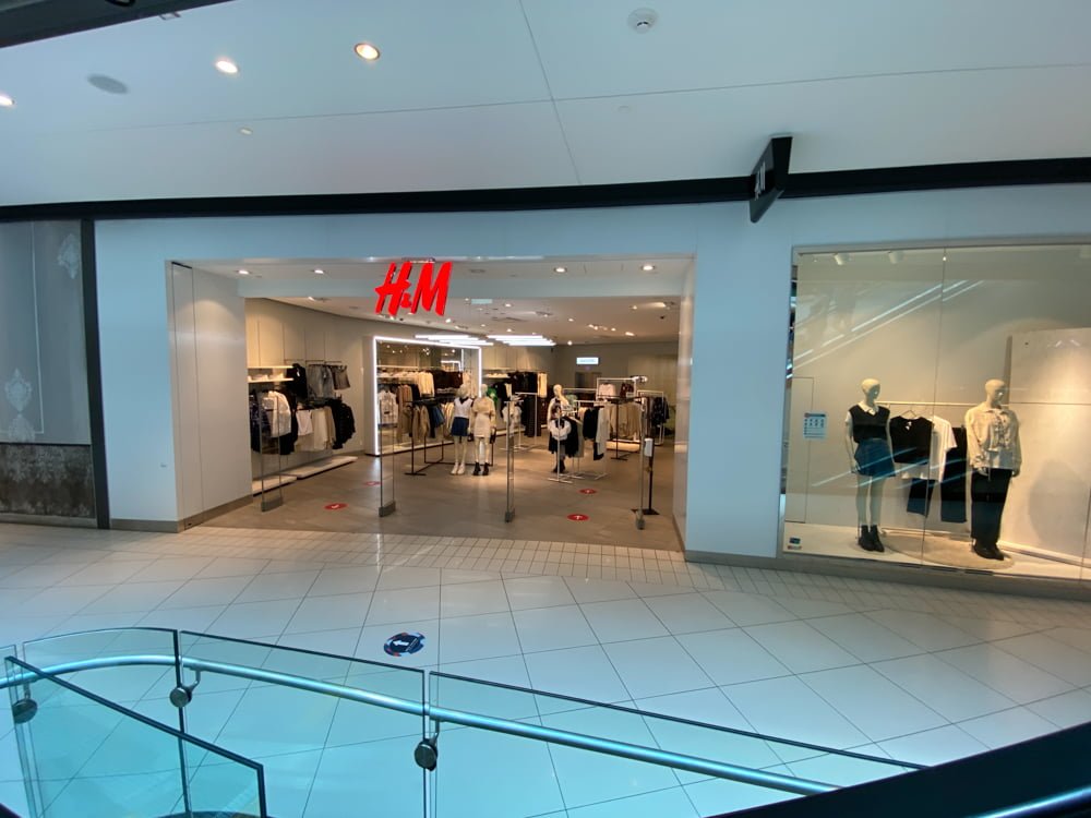 Exterior of H&M within CF Rideau Centre (August 2021)