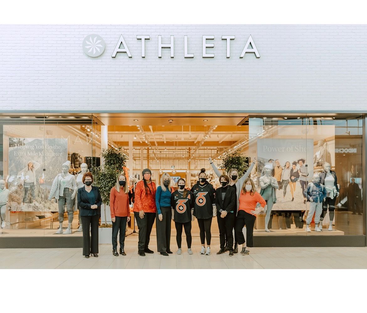 MB Laughton, President and CEO of Athleta, Kyle Andrew, Chief Brand Officer, Athleta, Jennifer Steichen, Vice President Stores & Operations, Athleta, Shannon Damen, Vice President, Finance, Athleta, Yolanda Sander, VP Legal, Athleta are joined by Toronto Six President, Digit Murphy, Toronto Six players, Saroya Tinker and Taylor Woods, and Jane McKenna, MPP, Associate Minister of Children and Women’s Issues, at the grand opening of Athleta Yorkdale location.  