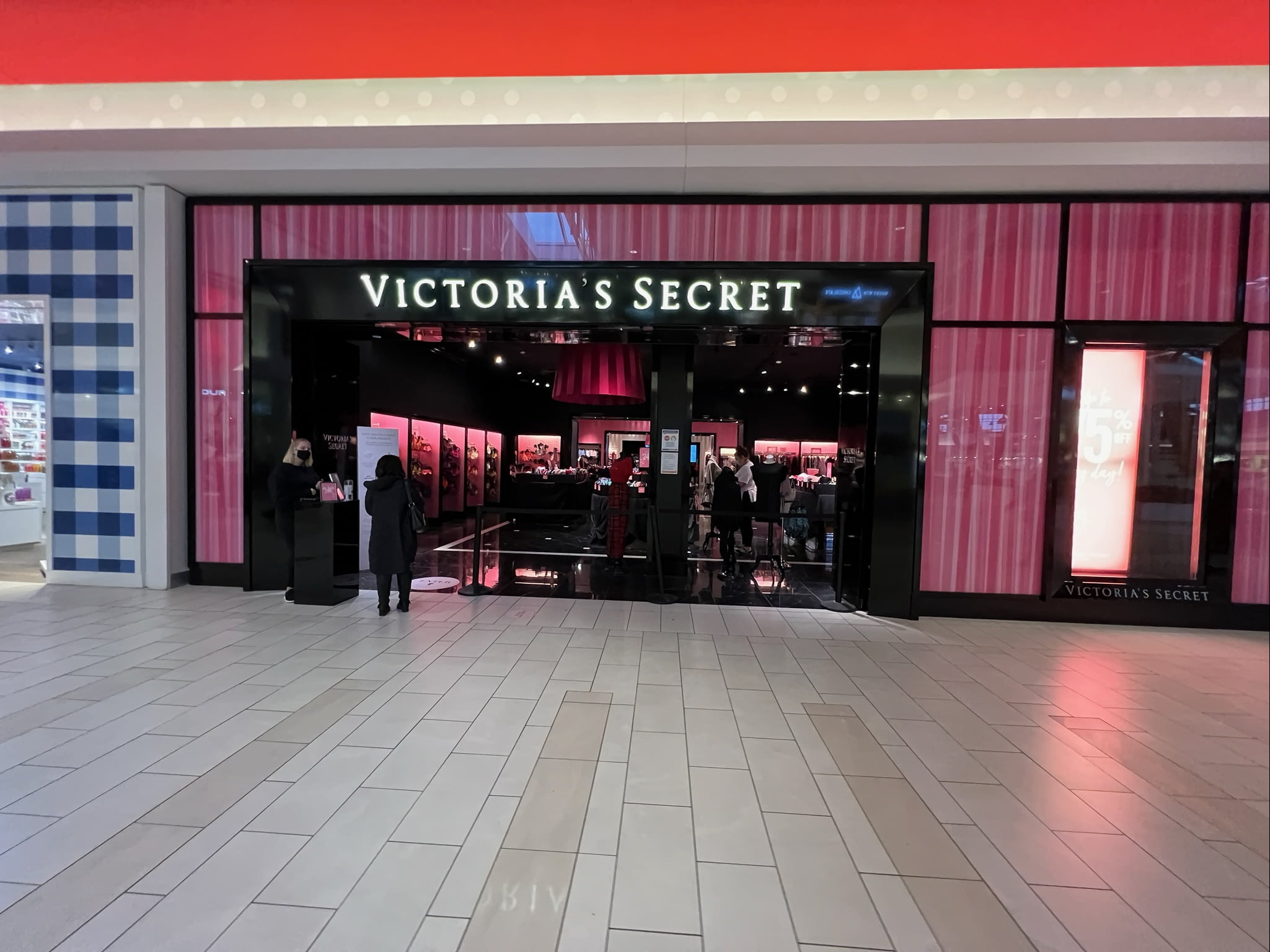 Victoria's Secret at Tsawwassen Mills in Delta, BC (December 2021). Photo: Lee Rivett