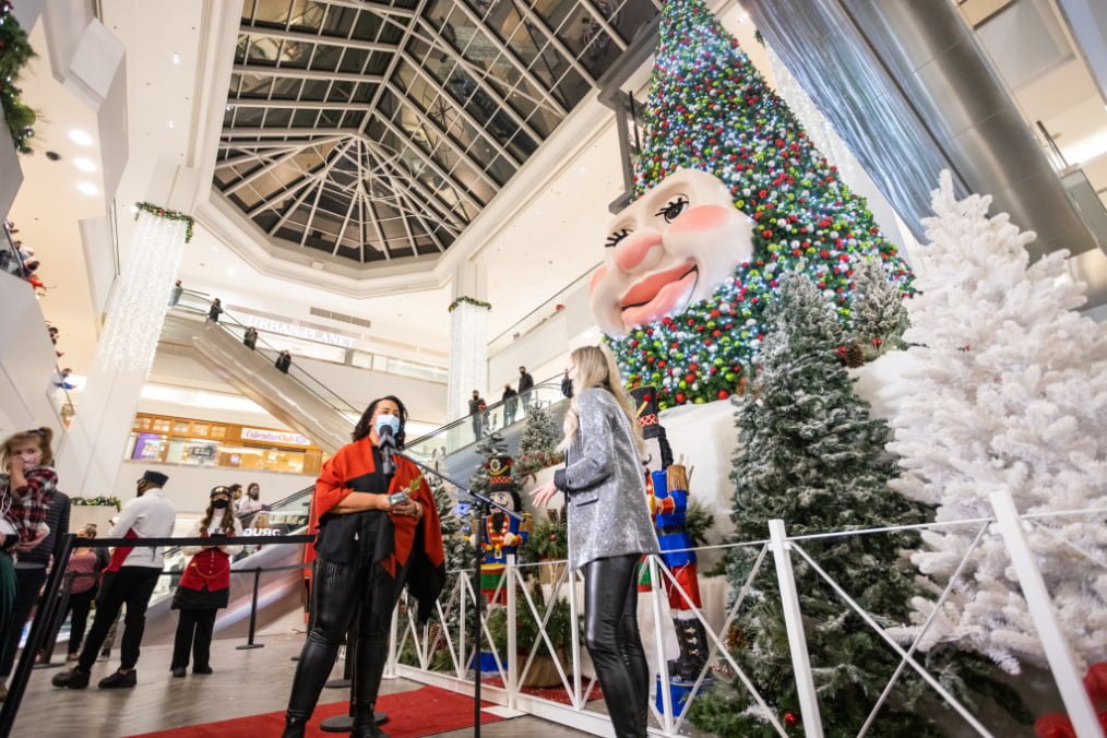 Woody the Talking Christmas Tree at Mic Mac Mall