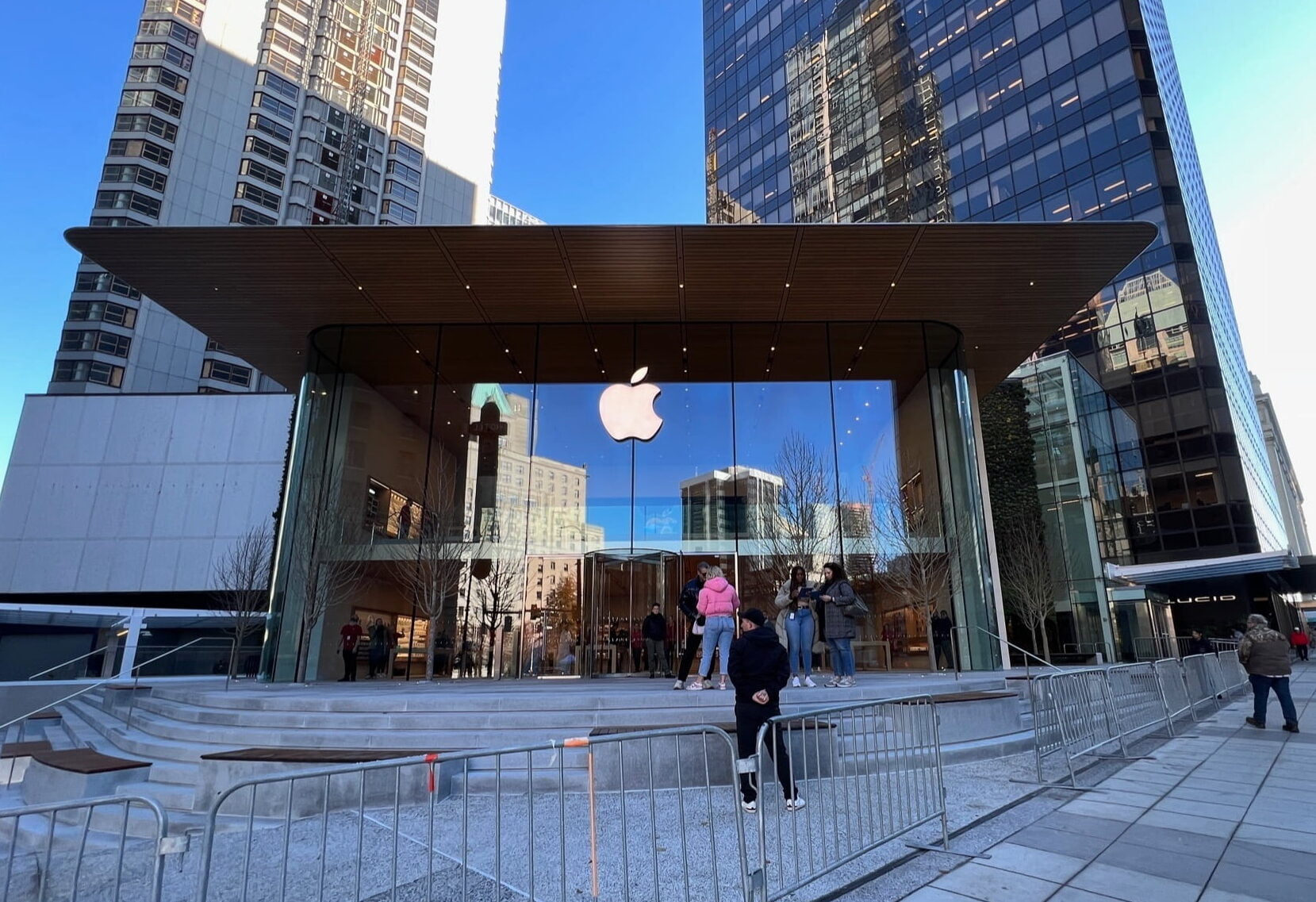 Inside Canada’s 1st Apple Store Flagship, Located in Downtown Vancouver [Photos]