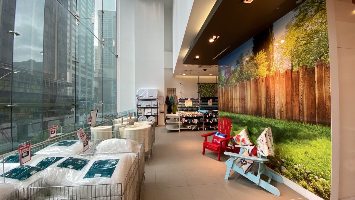 Fabricland to Replace H&M on Toronto's Bloor Street Luxury Run : r